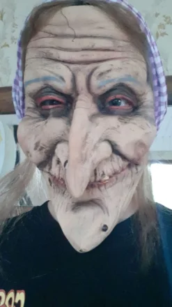 Gammel Heks med Tørklæde Maske