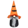 Halloweennisse stående med flagermus