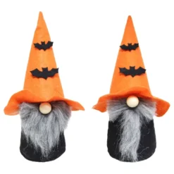 Halloweennisse stående med flagermus