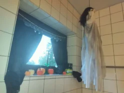 Hængende Spøgelsespige med Lysende Øjne Rekvisit