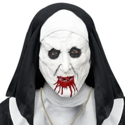 Hvid Nonne med Blodig Maske