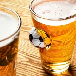 Ølglas med Fodbold