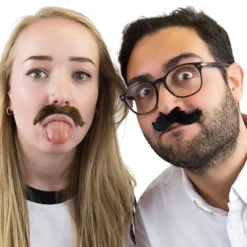 Moustaches til Nødstilfælde