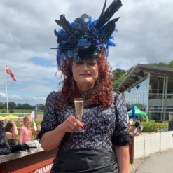 Saloon Girl Rød Krøllet Paryk